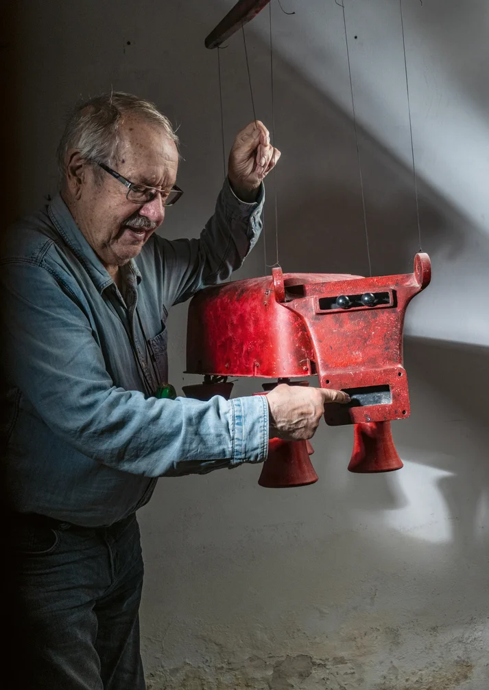 Matthias Wittig mit einer selbstgebauten roten Ochsen-Marionette