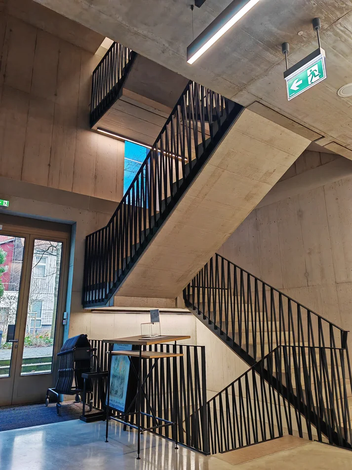 Innenarchitektur mit Beton des Kunsthaus Göttingen