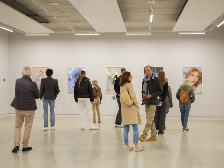 Besucherinnen bei der Ausstellungseröffnung im Kunstraum Göttingen