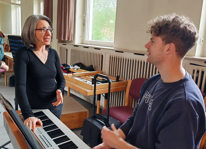 Chorleiterin Gosia Borée in Abstimmung mit dem Pianisten, Theologiestudent Lars Ulferts