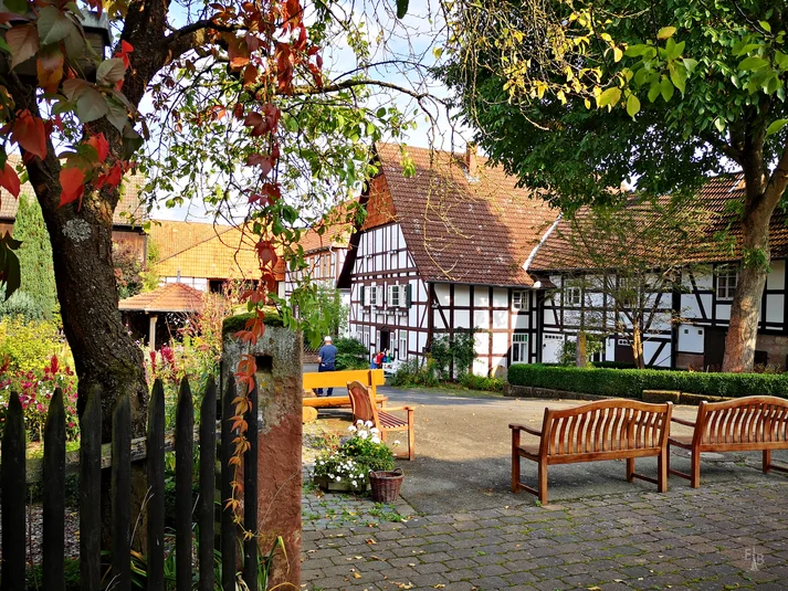 Hofbereich und weißes Fachwerkhaus bei der Wilhelm-Busch-Mühle in Ebergötzen