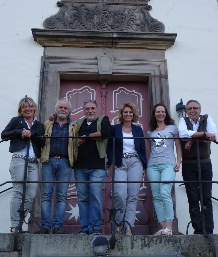 Der Vorstand (Drei Frauen und drei Männer) vor einer Tür in der Burg Hardeg