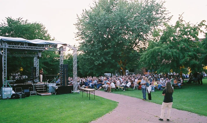 Bühne mit Konzert im Hof der Burg Hardeg