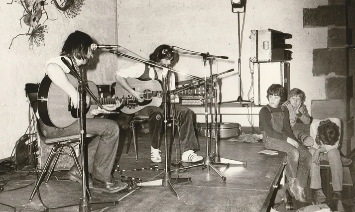 Schwarzweiß Archivfoto von zwei Guitaristen in der Burg Hardeg