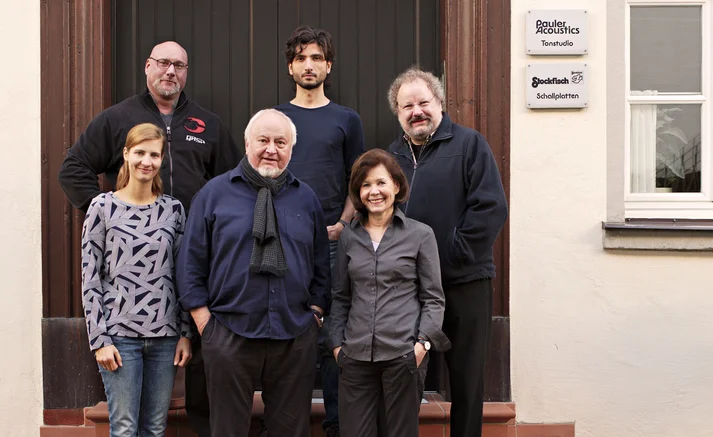 Das Team von Stockfisch Records vor dem Eingang zum Haus