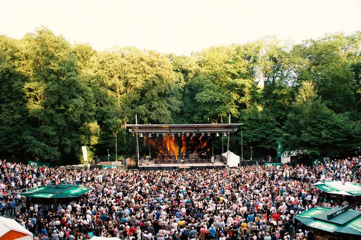 Blick auf die Bühne in der Waldbühne Northeim mit Publikum beim Konzert