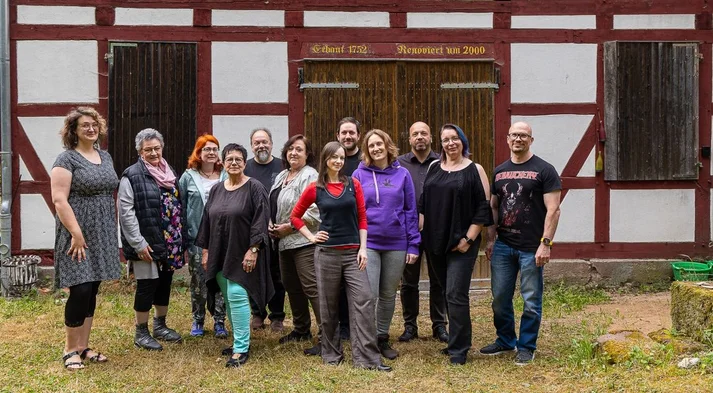 Mitglieder der Aktivitäter stehend vor der Walkemühle. 