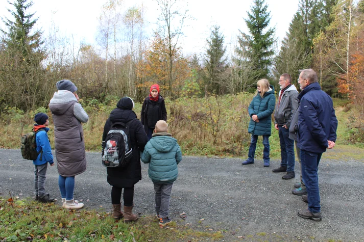 Ein Gruppe Menschen mit Catharina Schubert, stehend auf einem Waldweg. 