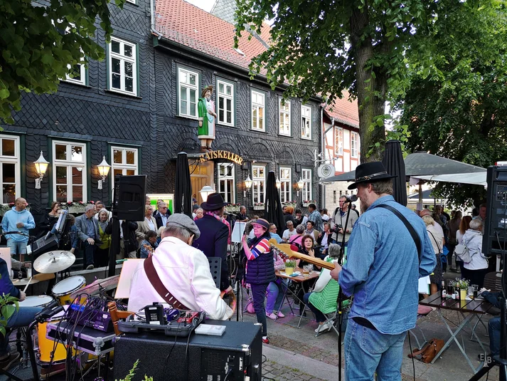 Konzert vorm Ratskaller bei der Duderstädter Musiknacht.