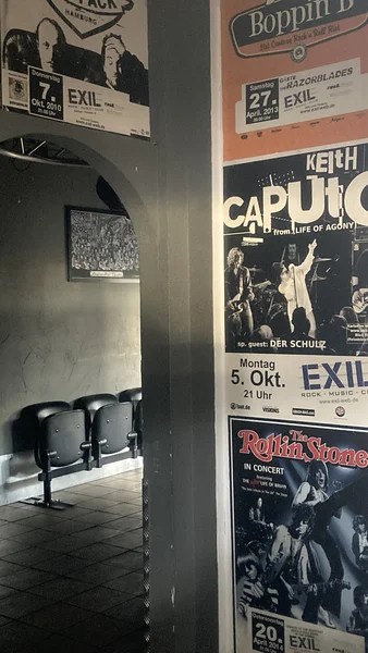 Eingangsbereich EXIL Club mit Plakaten