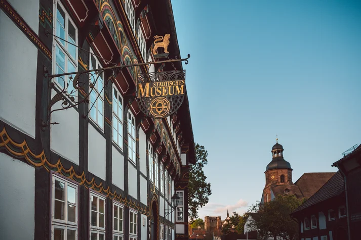Goldenes Wappen am Stadtmuseum Einbeck (ein reich geschmücktes Fachwerkhaus)