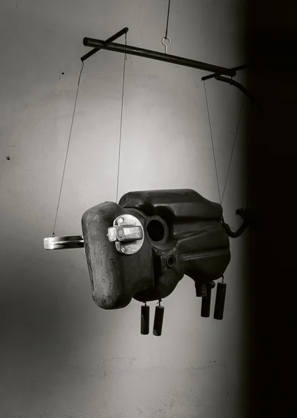 Ein schwarz/weiß Foto einer Marionette in Form eines Bullen