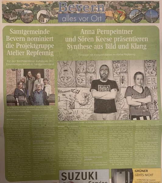 Zeitungsartikel mit Foto der Künstler vor eine Wand mit ihren Bildern