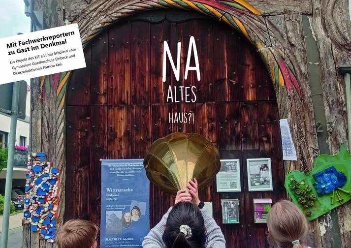 Schriftzug "Na Altes Haus" auf einer Holztür.