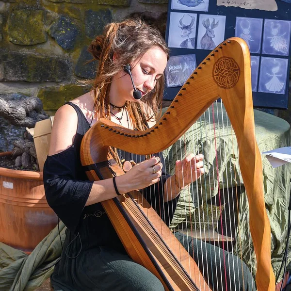 Gina Guenther spielt auf der Harfe