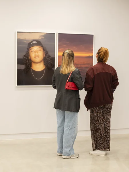 Besucherinnen bei der Ausstellungseröffnung