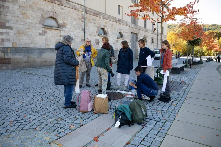 Gruppe bei einer Druck-Aktion an der Schlagd