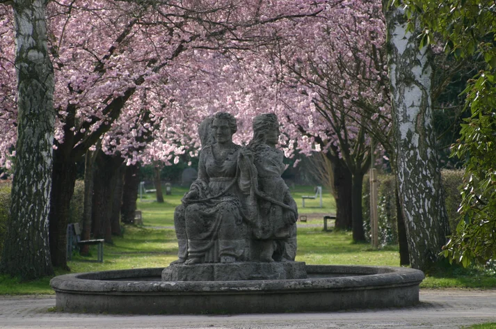 Nornenbrunnen auf dem Stadtfriedhof Göttingen