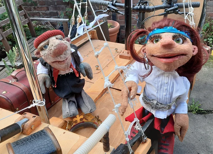 Figuren "Piratenkogge an Land", Buchfink-Theater