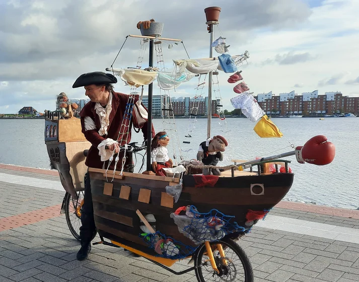 Straßenshow / figurenact "Piratenkogge an Land", Buchfink-Theater