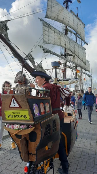 Straßenshow / figurenact "Piratenkogge an Land", Buchfink-Theater