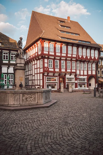 Marktplatz in Einbeck mit Blick auf die Apotheke und den Till Eulenspiegeln Brunnen