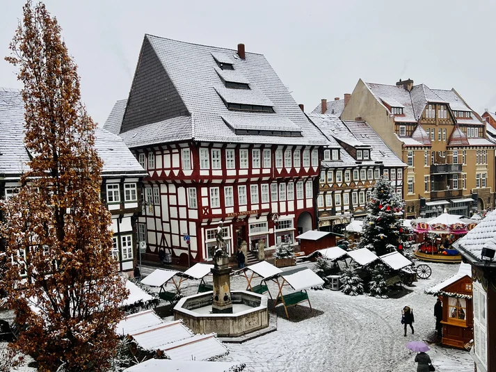 Marktplatz in Einbeck im Winter mit Schnee