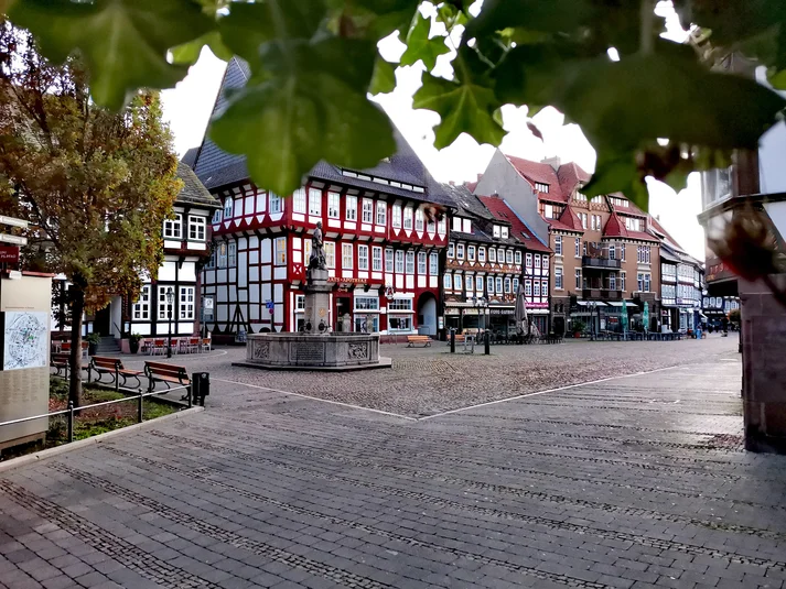 Blick auf die Ratsapotheke am Marktplatz in Einbeck