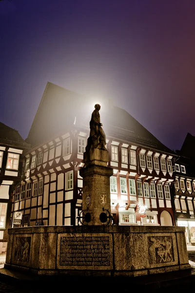 Der Till Eulenspiegelbrunnen in Einbeck bei Nacht