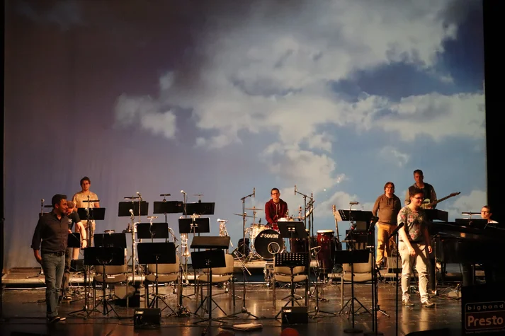 Die Band auf der Bühne des deutschen Theaters Göttingen