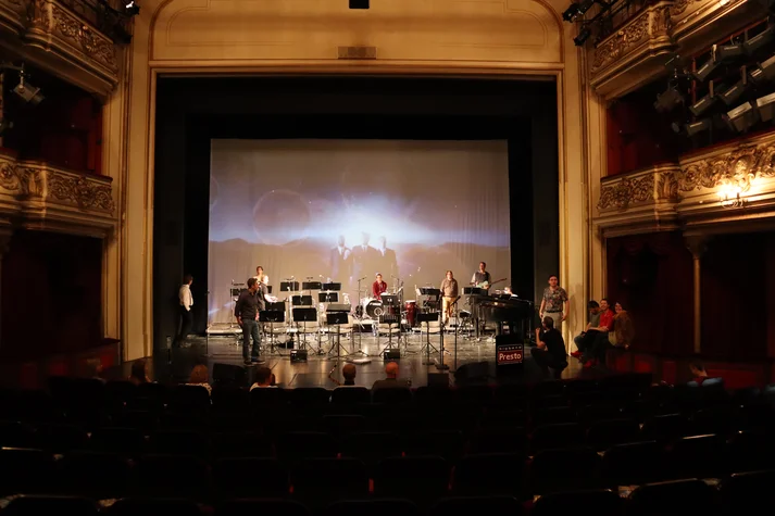 Die Band auf der Bühne des deutschen Theaters Göttingen