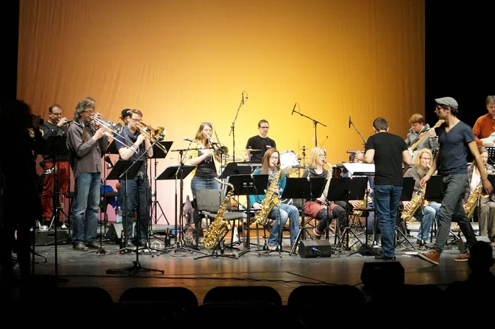 Die Band auf der Bühne des deutschen Theaters Göttingen