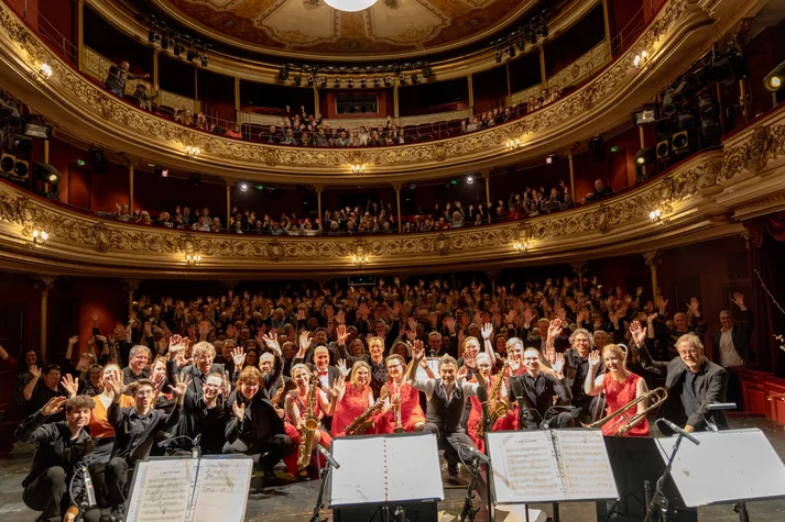 Selfie im dt Göttingen, die Band mit Publikum im großen Theatersaal