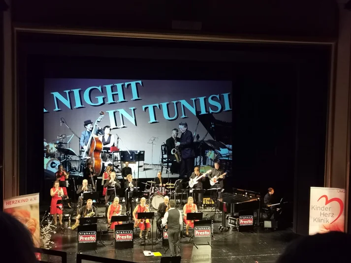 Die Band auf der Bühne des deutschen Theaters Göttingen