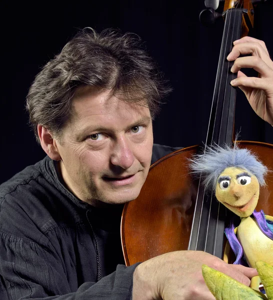 Christoph Buchfink mit Cello und einer Puppenfigur