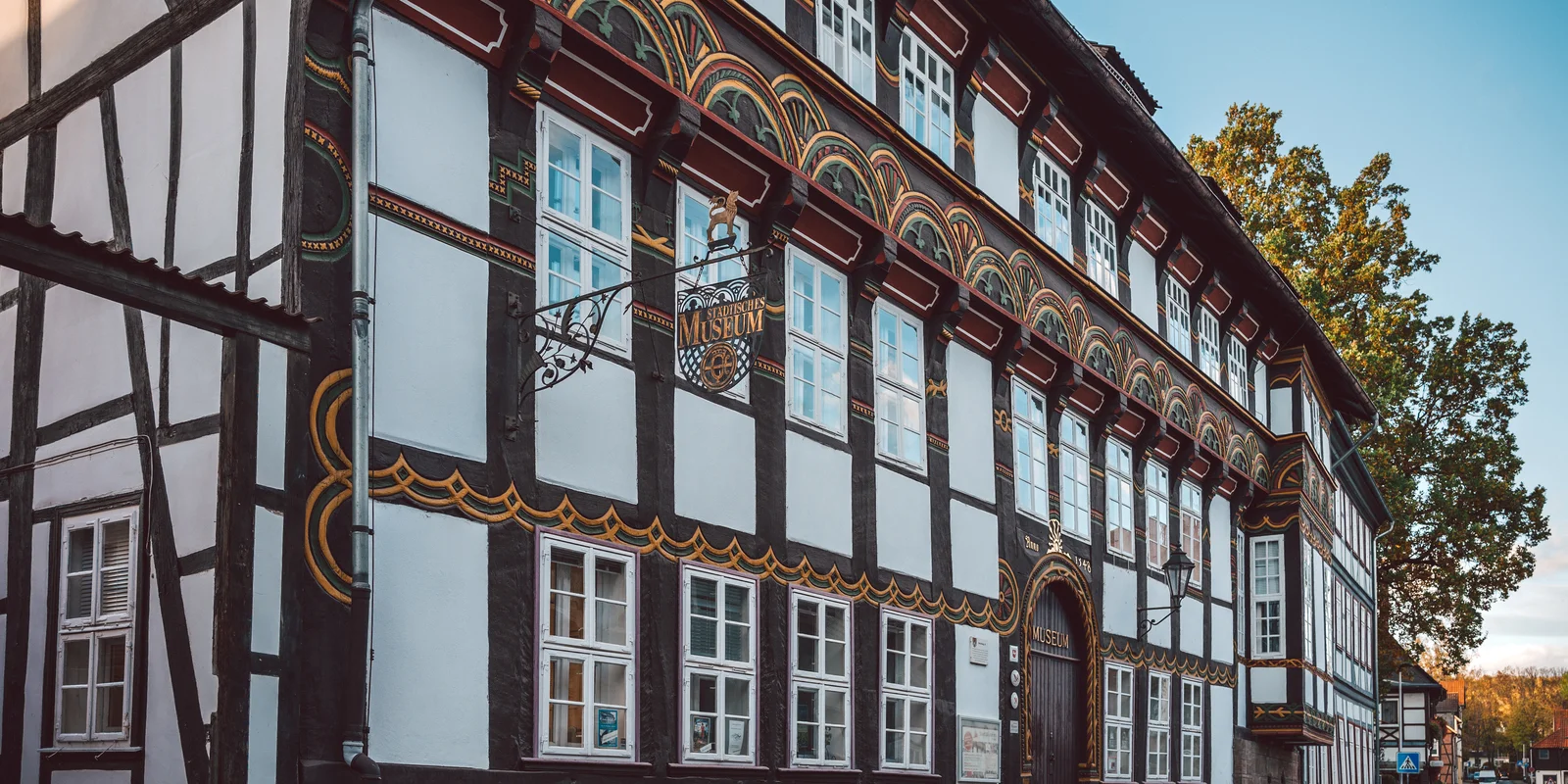 Fassade de Stadtmuseum Einbeck (ein reich geschmücktes Fachwerkhaus)