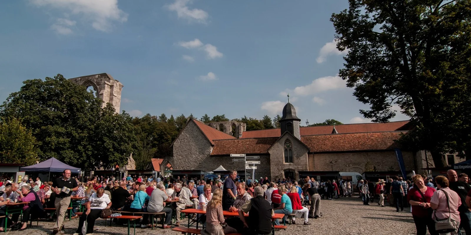 Klostermarkt vor dem Kloster Walkenried