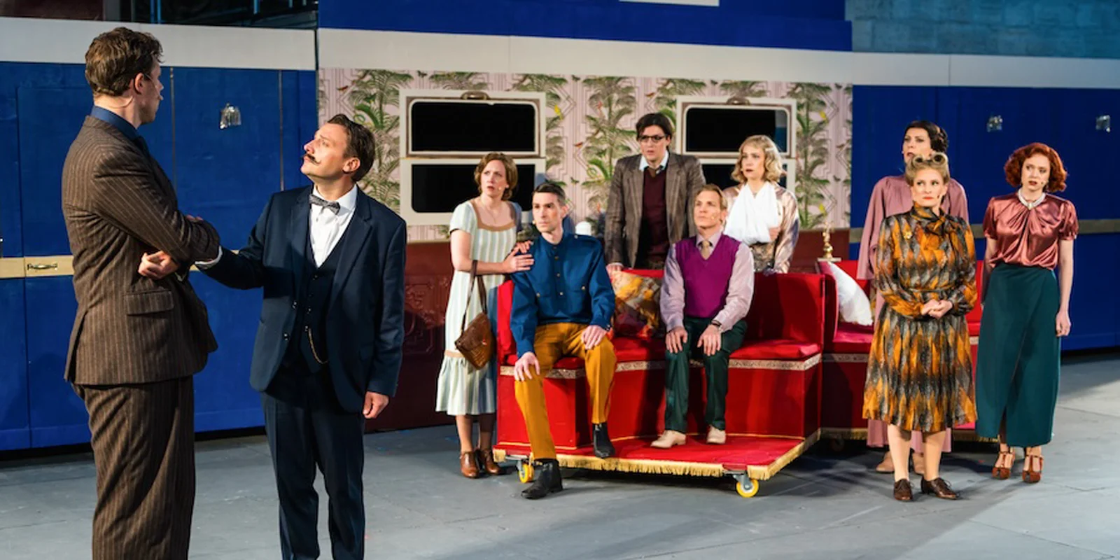 Dominik Müller (Monsieur Bouc), Paul Schaeffer (Hercule Poirot), Eva Paulina Loska (Greta Ohlsson), Kevin Dickmann (Michel), Johannes Krimmel (Oberst Arbuthnot), Bas Timmers (Hector MacQueen), Annika Steinkamp (Mary Debenham), Ellen Kärcher (Prinzessin Dragomiroff), Tabea Scholz (Helen Hubbard), Emily Seubert (Gräfin Andrenyi) | © Photo: Clemens Heidrich