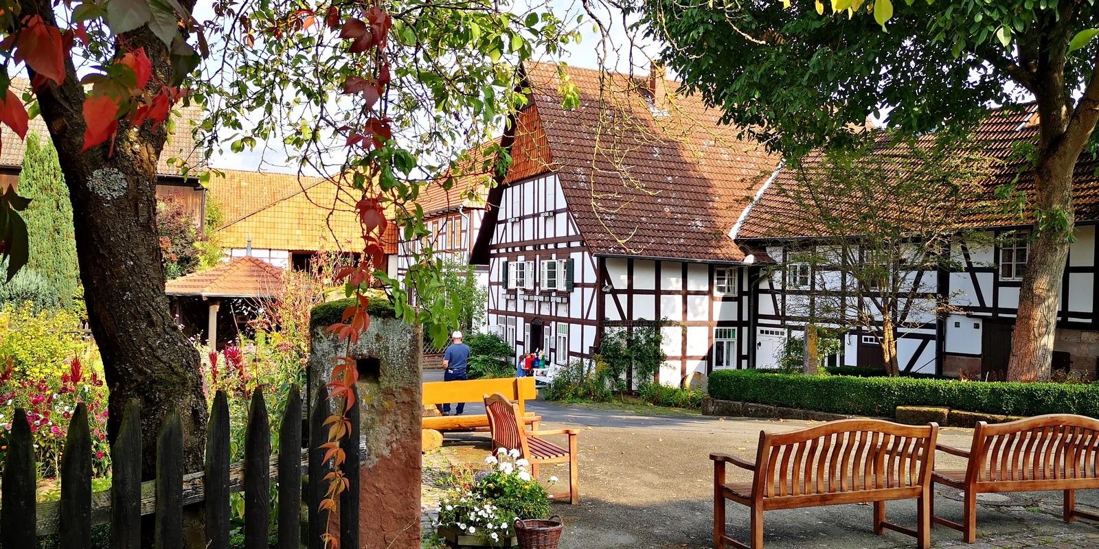 Hofbereich und weißes Fachwerkhaus bei der Wilhelm-Busch-Mühle in Ebergötzen