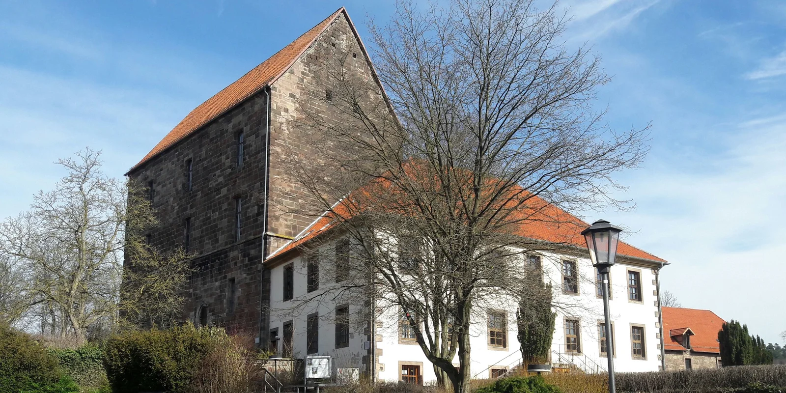 Burg Hardeg Außenansichgt mit Baum