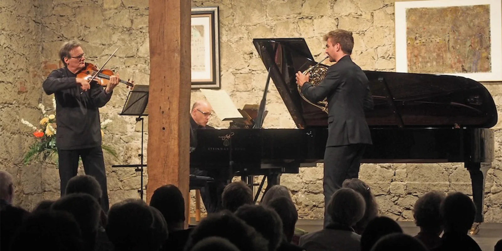 Adrian Adlam, Thomas Hell und Ben Goldscheider (von links) in der Zehntscheune Freden