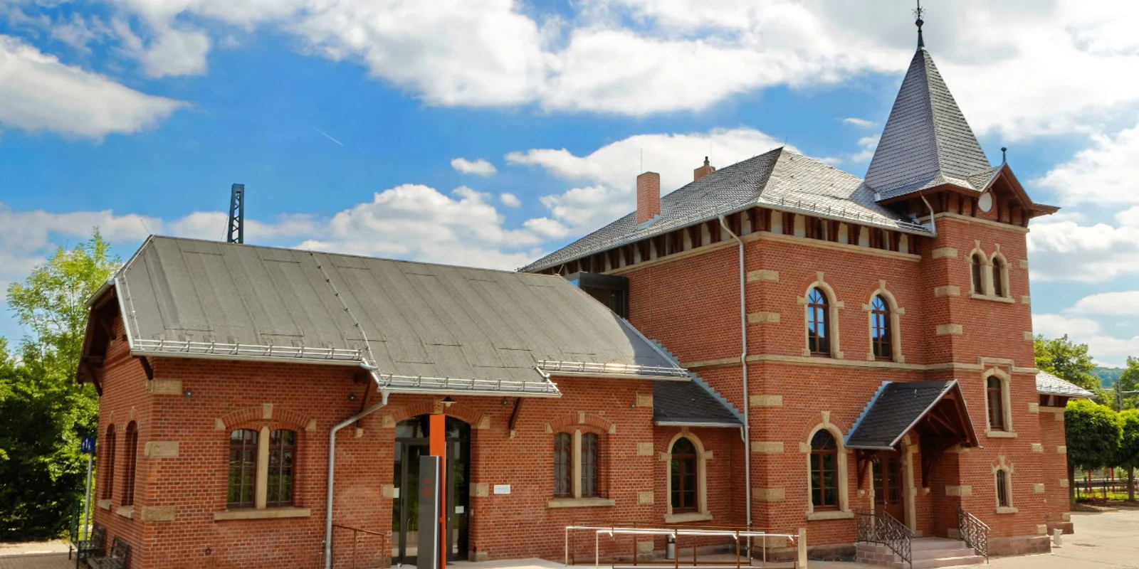 rotes Backsteingebäude an der Straße