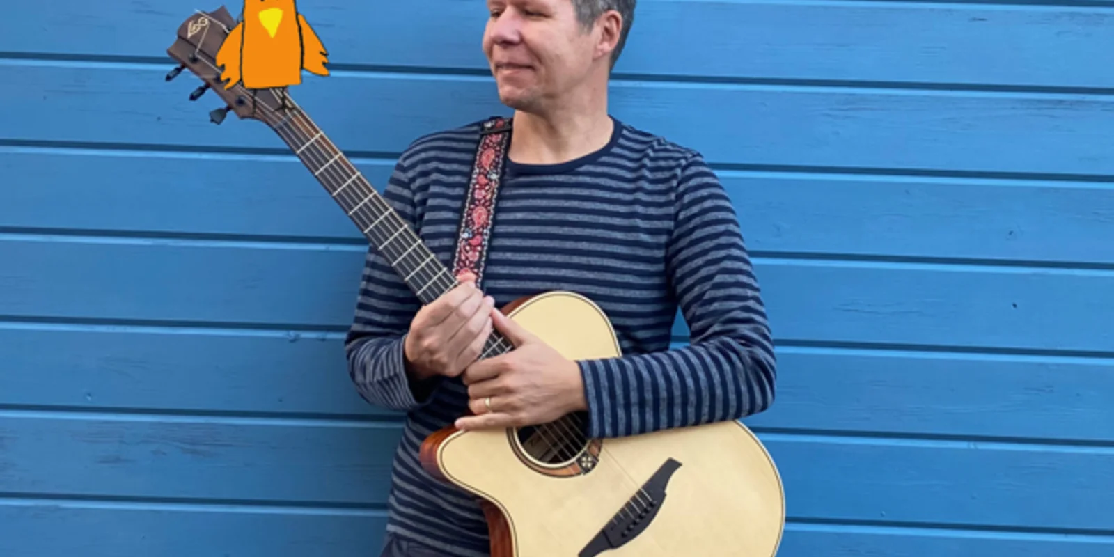 Alex_Schmeisserr_mit_Gitarre