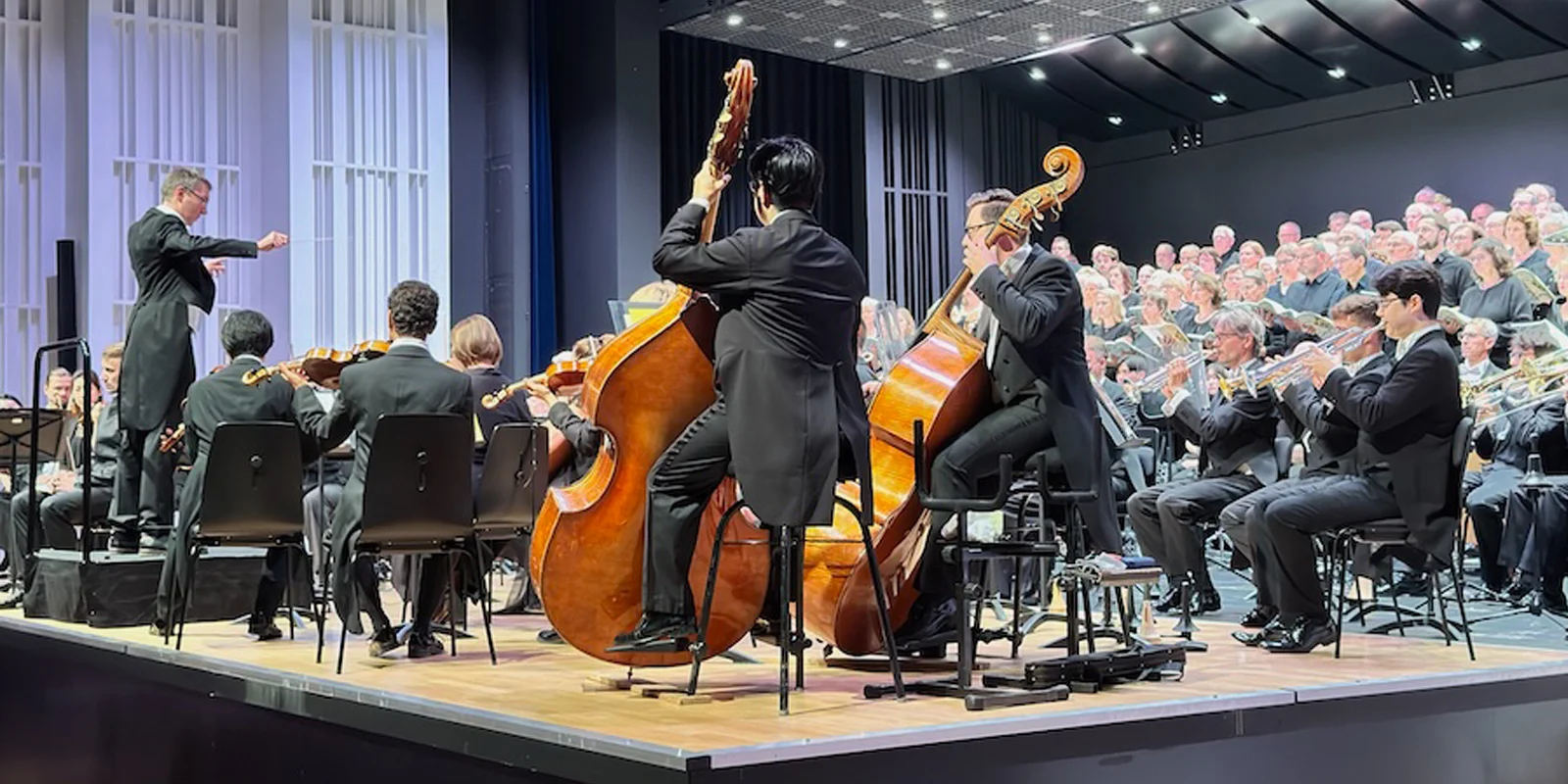 Martin Kohlmann dirigiert die Chöre und das Göttinger Symphonieorchester in der Stadthalle