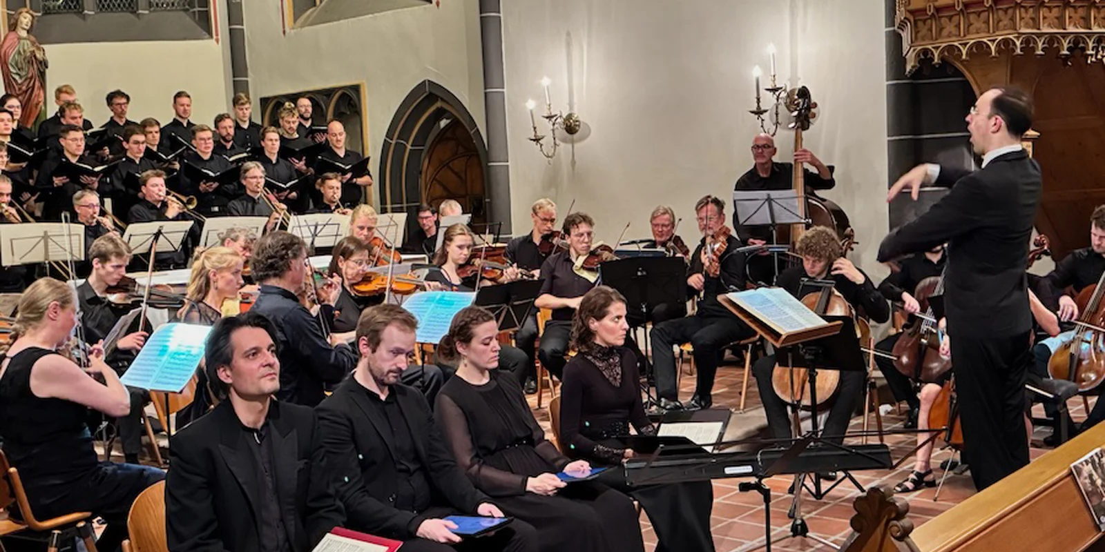 Die Universitätsmusik in der Nikolaikirche mit Antonius Adamske bei der Aufführung des Requiems von Mozart