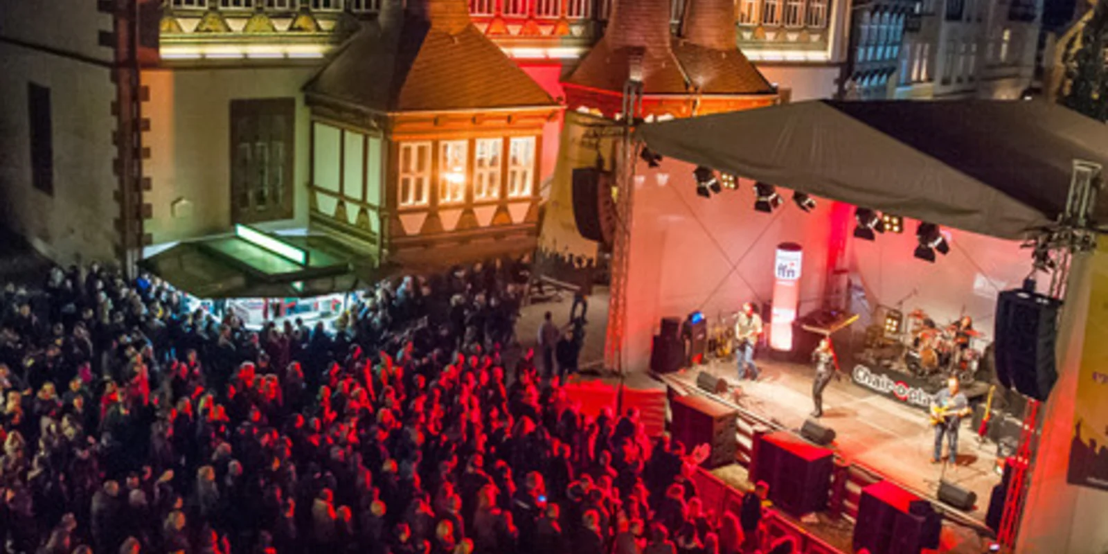 Konzertbühne mit Publikum bei Nacht beim Einbecker Eulenfest