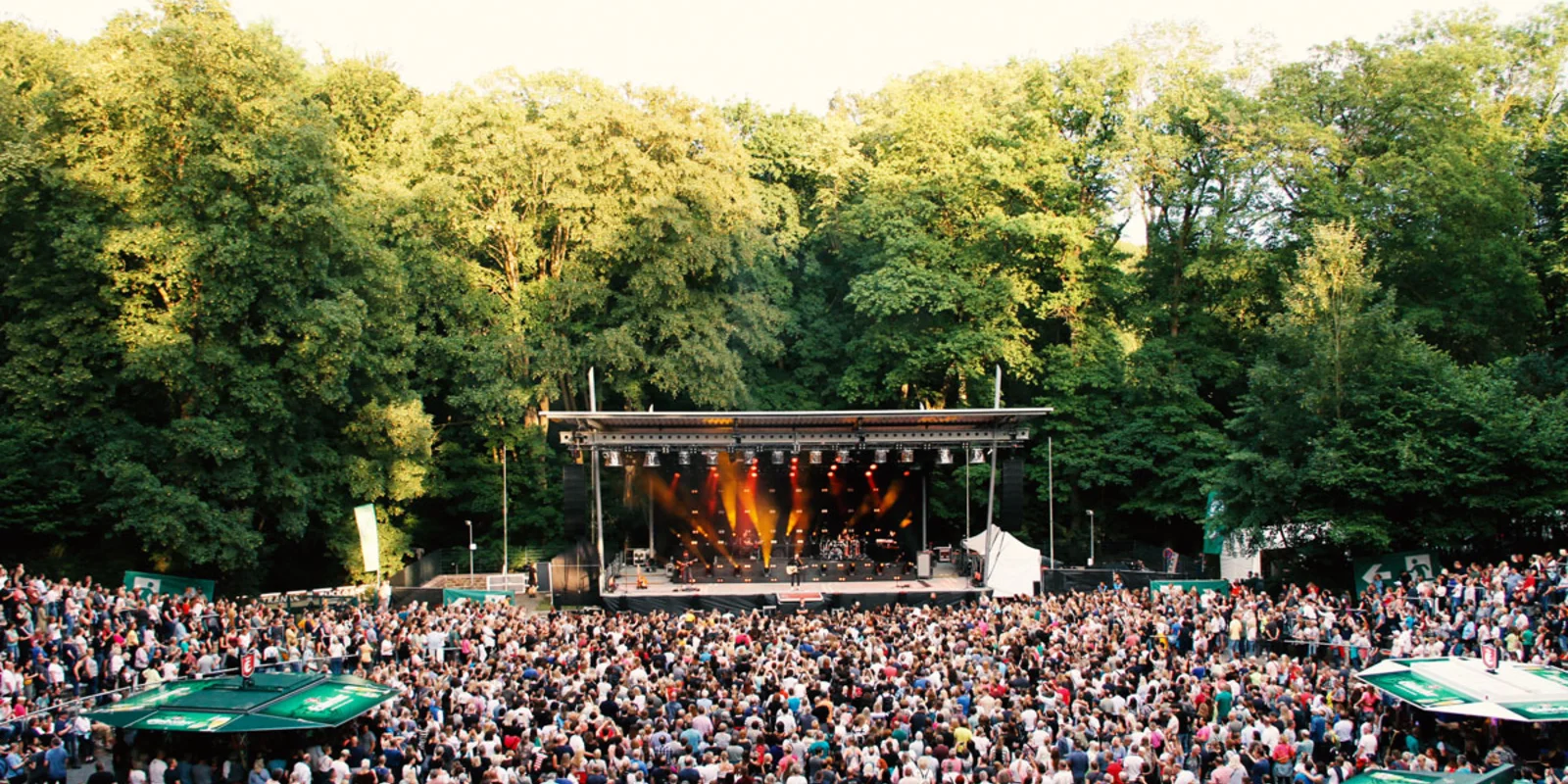 Blick auf die Bühne in der Waldbühne Northeim mit Publikum beim Konzert