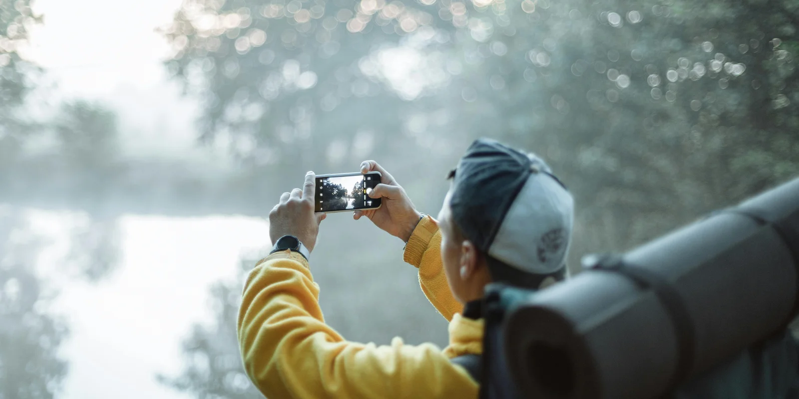 Mann macht mit dem Smartphone ein Foto