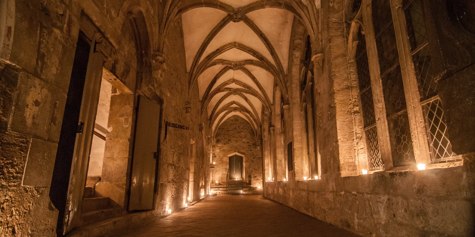 Der Kreuzgang im Zisterziensermuseum KlosterWalkenried von Kerzen erleuchtet.