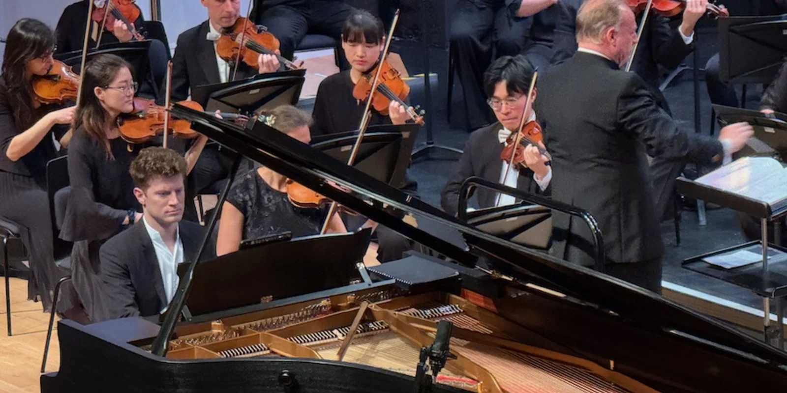 Foto mit Alexander Krichel, Mitgliedern des Göttinger Symphonieorchesters und Christoph-Mathias Mueller